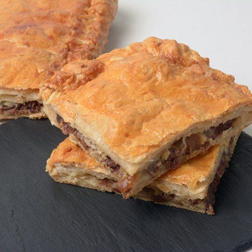 ¿No tienes tiempo para cocinar, pero no renuncias a comer sano y variado? ¿Te gustaría disponer de más tiempo para ti y los tuyos y despreocuparte de la tediosa tarea de preparar comidas o cenas?
En Cárnicas Cuevas Aranda cocinamos por y para ti. Contamos con un servicio exclusivo de comida preparada para llevar y disfrutar en cualquier lugar. 
Disponemos de una amplia gama de platos precocinados listos para tomar y preelaborados de fácil cocinado, que te facilitarán tu día a día, satisfaciendo todos los gustos y preferencias. 
Desde platos tradicionales y clásicos, hasta creaciones innovadoras
Cada una de nuestras recetas ha sido cuidadosamente desarrollada por nuestro equipo de chefs, quienes se esfuerzan diariamente por ofrecer sabores excepcionales, creados desde nuestras instalaciones en Aranda de Duero (Burgos), para distribuir de forma local y nacional.
Al contar con sala de despiece propia. Nos aseguramos de que todos nuestros productos cárnicos provienen de proveedores de primera categoría, con sello de garantía que certifica una máxima calidad.

Viste tu mesa con Cárnicas Cuevas Aranda. Llevamos nuestros deliciosos platos a nivel nacional. Gracias a nuestro servicio de mensajería podrás saborear nuestra comida casera estés donde estés, y en cualquier época del año.