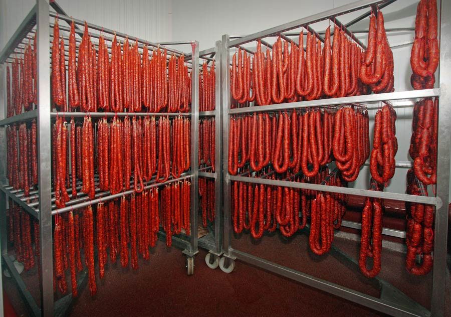 Chorizos colgados en proceso de curación